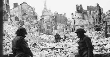 soldados-britanicos-fazem-guarda-perto-de-uma-praca-ou-o-que-restou-dela-apos-a-expulsao-das-tropas-alemas-de-caen-em-julho-de-1944-cerca-de-um-mes-apos-a-acao-conhecida-como-desembarque